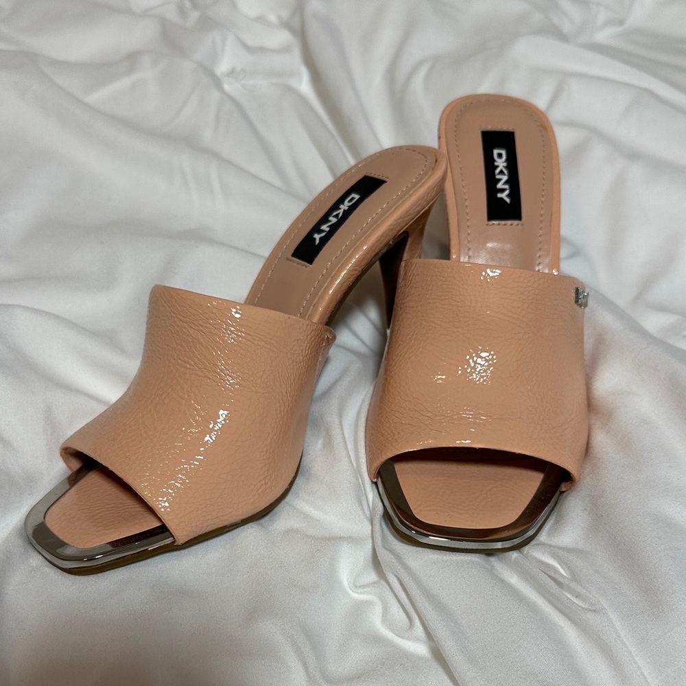 DKNY Women's Glossy Peach Mules